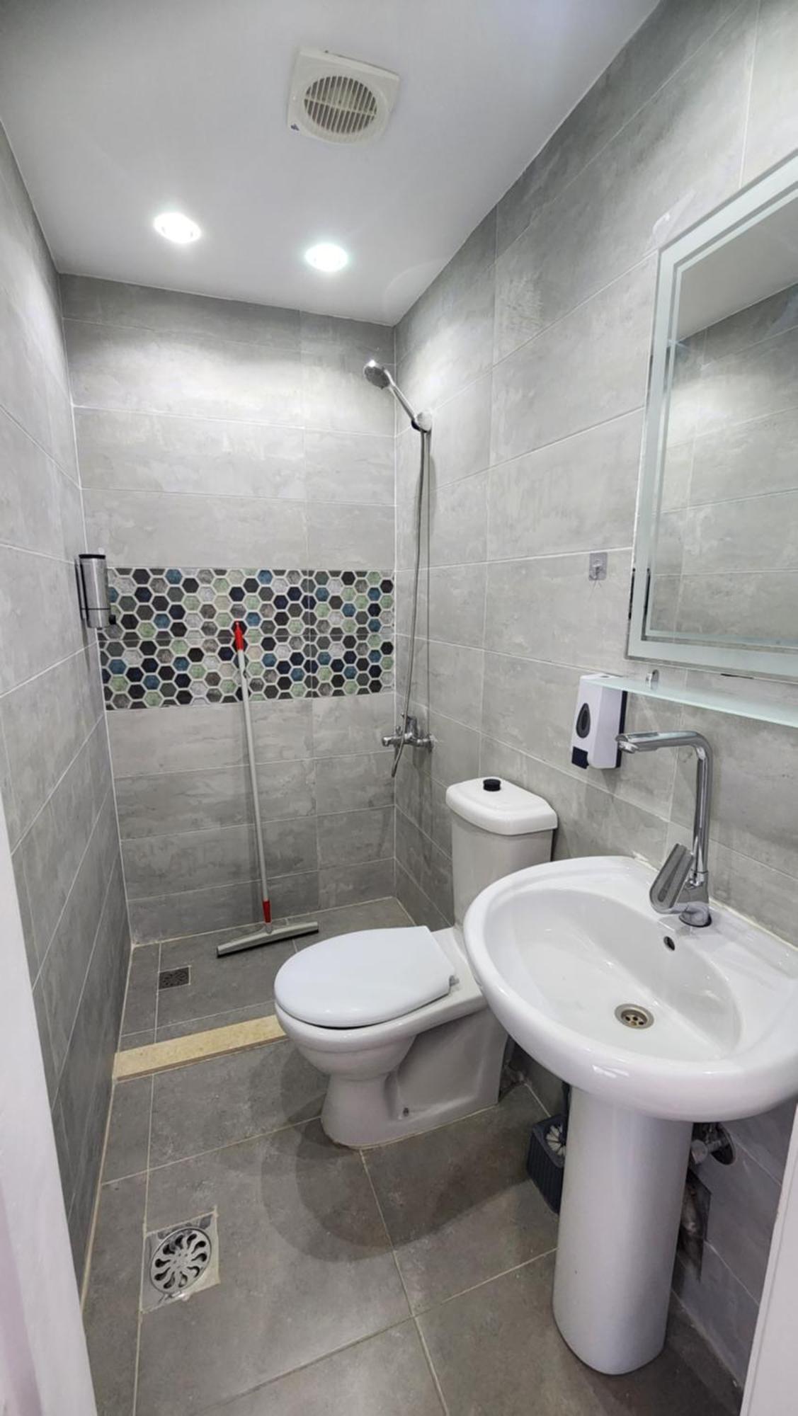 Hostel White Roof - *